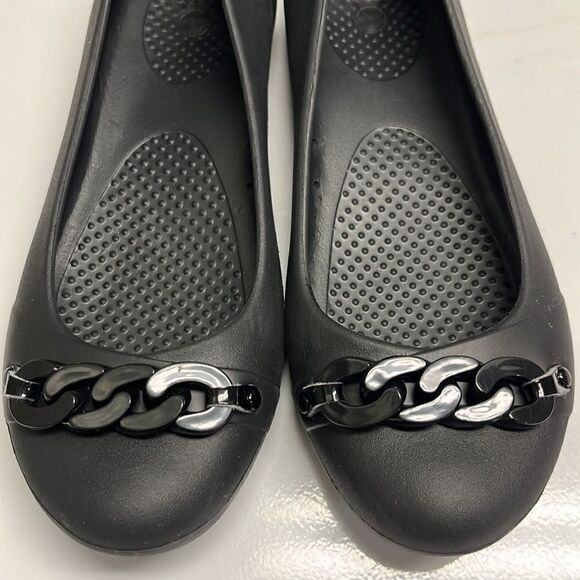 Crocs Women’s Gianna Black Rounded Ballet Flat with Chain Link Accent- Size 6 - Picture 4 of 16